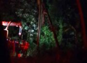 Tim Pemeliharaan Konstruksi Kantor Pelayanan PLN Kampung Baru, Bayang perbaiki tiang condong dan kabel menjuntai di Kapeh Panji Jaya Talaok