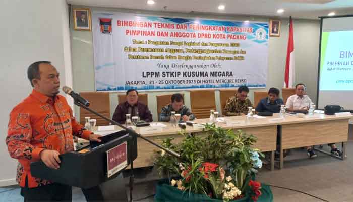 Ikuti Bimtek, Pimpinan dan Anggota DPRD Padang Diasah Tingkatkan Fungsi Legislasi dan Pengawasan Anggaran 2 Ketua DPRD Kota Padang, Muharlion beri sambutan dalam Bimtek di Jakarta