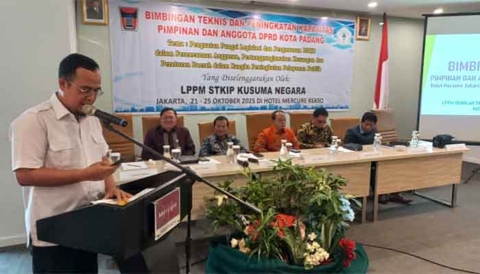 Ikuti Bimtek, Pimpinan dan Anggota DPRD Padang Diasah Tingkatkan Fungsi Legislasi dan Pengawasan Anggaran 2 Sekwan Hendrizal Azhar beri sambutan dalam Bimtek peningkatan kapasitas Pimpinan dan Anggota DPRD Kota Padang di Jakarta