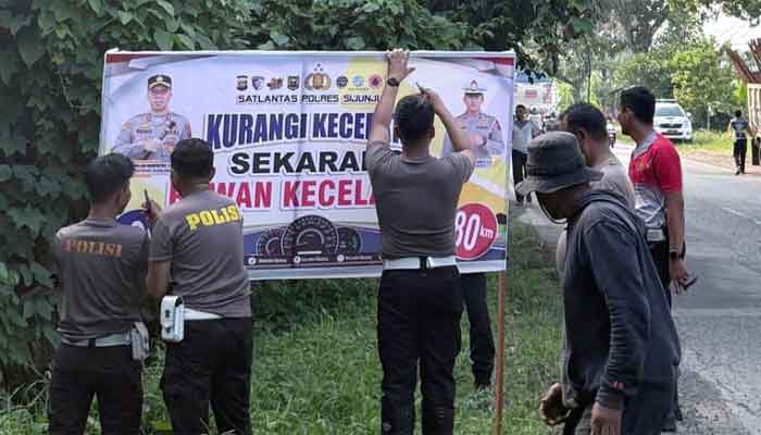 Polres Sijunjung Pasang Spanduk Imbauan Keselamatan Berkendara di Sejumlah Titik Strategis 2 Polres Sijunjung Pasang Spanduk Imbauan di Sejumlah Titik Strategis