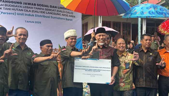 Gubernur Sumbar, Mahyeldi serahkan bantuan 150 Koloni Lebah Galo-Galo dari Program TJSL PLN untuk Kelompok Tani di Nagari Koto Malintang, Kabupaten Agam
