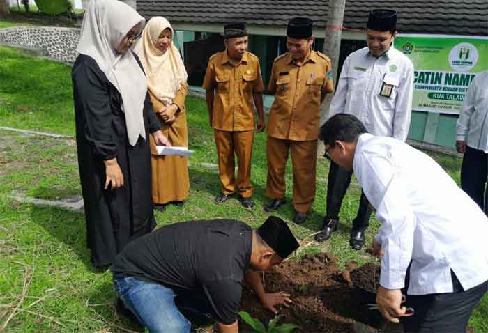 Dukung Program Asta Protas Kemenag, KUA Talawi Sawahlunto Launching Program 'Catin Nampak' 2 Calon Pengantin Menanam dan Berdampak, dilaksanakan di halaman Masjid An-Nur Desa Talawi Hilir