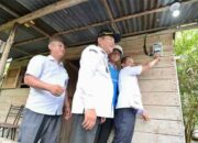 Warga Musi Banyuasin Akhirnya Nikmati Terang Listrik Lewat BPBL 10 Menteri ESDM, Bahlil Lahadalia (kanan) didampingi Bupati Musi Banyuasin, M. Toha Tohet (kedua dari kiri), dan Direktur Utama PLN, Darmawan Prasodjo (kedua dari kanan) secara simbolis menyalakan rumah penerima manfaat Bantuan Pasang Baru Listrik, Ruslan (kiri) di Desa Bandar Jaya, Musi Banyuasin