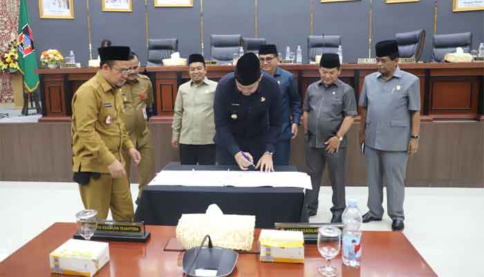 Sampaikan Pendapat Akhir, Fraksi PDIP-PPP DPRD Kota Padang Setujui APBD TA 2026, dengan Beberapa Catatan 2 Wali Kota Padang, Fadly Amran menandatangani Ranperda APBD TA 2026