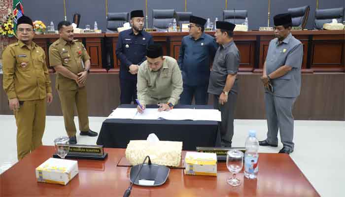Sampaikan Pendapat Akhir, Fraksi PDIP-PPP DPRD Kota Padang Setujui APBD TA 2026, dengan Beberapa Catatan 2 Ketua DPRD Kota Padang menandatangani Ranperda APBD TA 2026