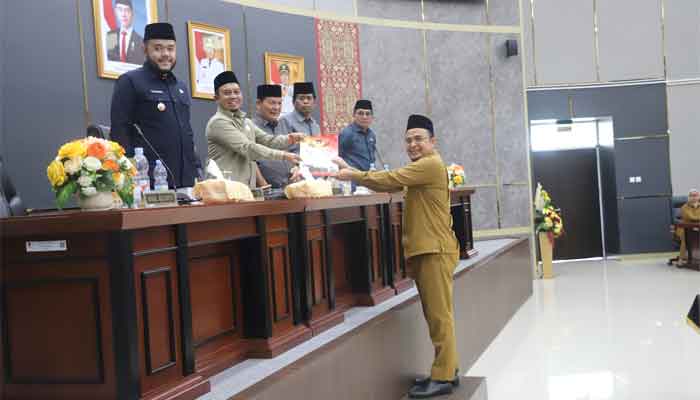 Sampaikan Pendapat Akhir, Fraksi PDIP-PPP DPRD Kota Padang Setujui APBD TA 2026, dengan Beberapa Catatan 3 Sekretaris Dewan, H. Hendrizal Azhar serahkan pendapat akhir fraksi-draksi DPRD Kota Padang kepada Ketua DPRD Muharlion