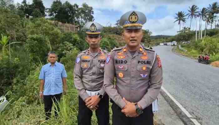 Sebuah Mobil Terjun ke Jurang di Gunung Talang, Tiga Penumpang Terluka 2 Kasat Lantas Polres Solok, IPTU Rido, S.H., M.H., didampingi Kanit Gakkum Ipda Hendri Maiharzah