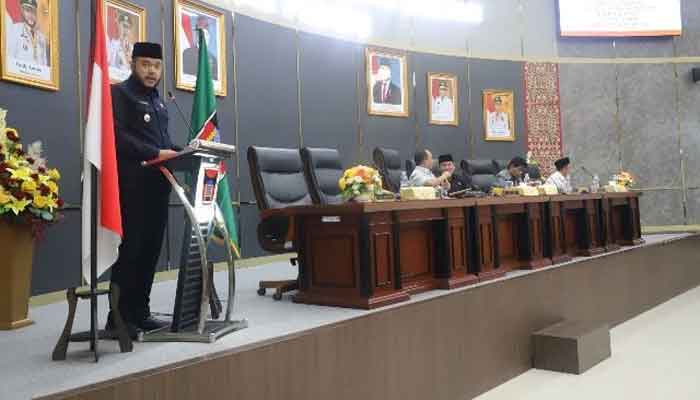 Jawab Pandangan Umum Fraksi DPRD Kota Padang Terhadap RAPBD 2026, Wako Fadly Amran Kemukakan Langkah Strategis terkait Pendapatan dan Belanja Pemko 2 Wako Padang, Fadly Amran memberikan tanggapan atas pandangan umum Fraksi DPRD terhadap rancangan APBD tahun anggaran 2026