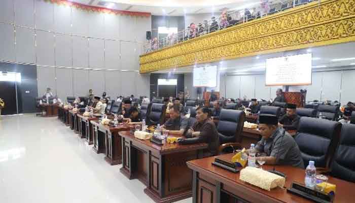 Jawab Pandangan Umum Fraksi DPRD Kota Padang Terhadap RAPBD 2026, Wako Fadly Amran Kemukakan Langkah Strategis terkait Pendapatan dan Belanja Pemko 2 Anggota DPRD Kota Padang mengikuti rapat paripuna