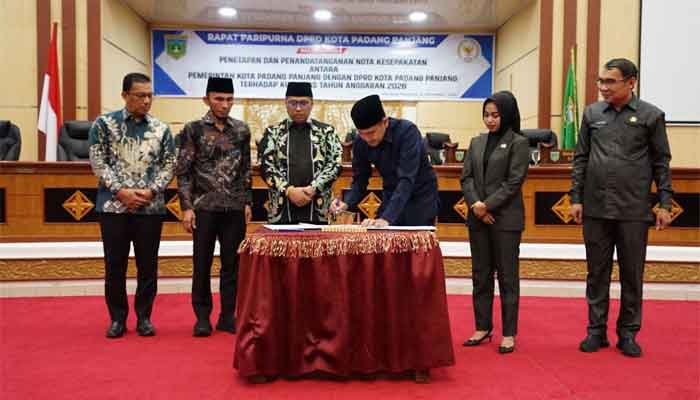 DPRD Padang Panjang dan Pemko Tandatangani Nota Kesepakatan KUA-PPAS 2026 3 Ketua DPRD Kota Padang Panjang, Imbral,tandatangani Nota Kesepakatan KUA-PPAS 2026