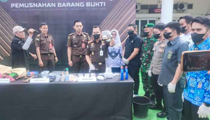 Asap di Halaman Kejari Dharmasraya: Di Balik Api Pemusnahan Barang Bukti, Ada Cerita Gelap yang Belum Usai 2 Kejari Dharmasraya musnahkan barang bukti hasil tindak pidana yang sudah berkekuatan hukum tetap