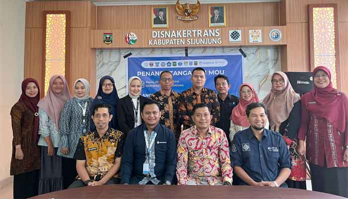 Disnakertrans Sijunjung Tandatangani PKS Rekrutmen Lulusan SMK dengan dengan PT SIM, Libatkan 9 Bursa Kerja Khusus 2 Foto bersama usai penandatangan perjanjian kerja sama Disnakertrans Sijunjung dengan PT SIM