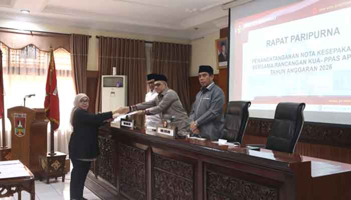 Pemko dan DPRD Bukittinggi Sepakati KUA PPAS APBD 2026 2 Juru bicara Badan Anggaran DPRD Bukittinggi, Rahmi Brisma serahkan rancangan KUA PPAS tahun anggaran 2026.