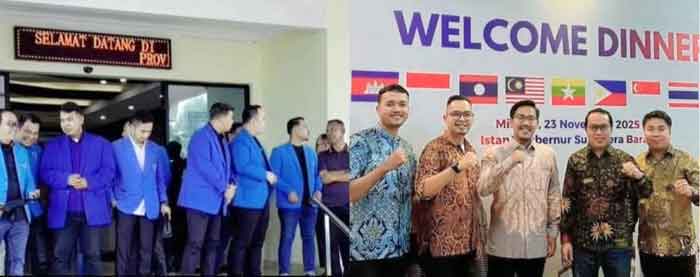 Jejak Emosional Pemuda ASEAN di Ranah Minang dan Peran Sunyi Dharmasraya yang Tak Banyak Tercatat 2 Sekretaris KNPI Dharmasraya, Rifdal Fadli bersama KNPI Sumatera Barat di pertemuan Forum Pemuda ASEAN 2025.
