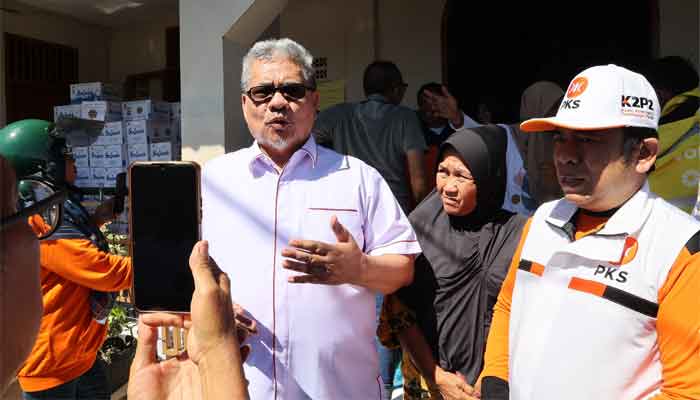 Ketua DPRD Sumbar, Muhididi posko pengungsian korban banjir bandang yang berlokasi di SDN 02 Cupak Tangah, Kecamatan Pauh, Kota Padang