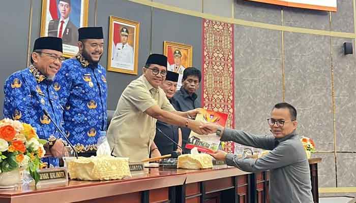 DPRD Kota Padang bersama Pemko Sepakati 2 Ranperda Menjadi Perda BMD dan SOTK 3 Penyampaian pendapat akhir Fraksi-fraksi DPRD Kota Padang tentang Ranperda BMD dan SOTK