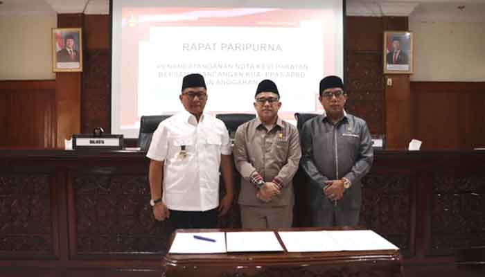 Foto bersama Wali Kota Ramlan Nurmatias dengan Wakil Ketua DPRD Bukittinggi, Beny Yusrial (tengah), Zulhamdi Nova Chandra (kanan).