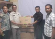 Anggota DPRD Limapuluh Kota Ajisman Salurkan Pokir untuk Bidang Pendidikan, Rumah Ibadah dan Sarana Olahraga 12 Ajisman saat memberikan bantuan Laptop untuk Sekolah Dasar.