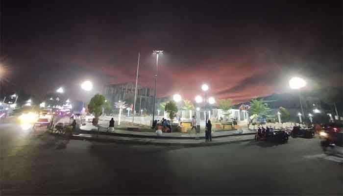 Alun-Alun Kota Pandan, Tapanuli Tengah, yang kembali terang setelah pasokan kelistrikan pulih.