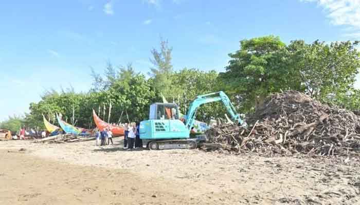 Goro disokong dengan satu unit alat berat jenis excavator mini bantuan dari LKKPN Pekanbaru