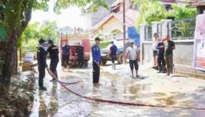 Ketika Langit Meretak, Solidaritas Dharmasraya Bergerak Cepat 2 Pemkab Dharmasraya di lokasi terdampak bencana