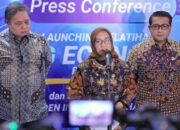 Menko Bidang Perekonomian Airlangga Hartarto dan Menteri PANRB Rini Widyantini dalam konferensi pers tentang libur Nataru