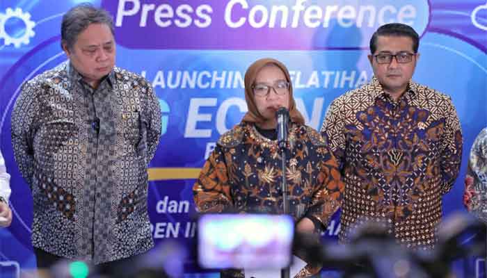 Menko Bidang Perekonomian Airlangga Hartarto dan Menteri PANRB Rini Widyantini dalam konferensi pers tentang libur Nataru
