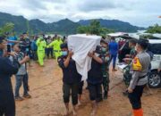 Menwa UNP Bersama Aparat Gabungan Makamkan Korban Bencana di TPU Bungus Padang