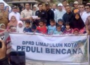 Ketua DPRD Doni Ikhlas dan anggota DPRD Limapuluh Kota saat memberikan bantuan kemanusiaan di Baruah Gunuang