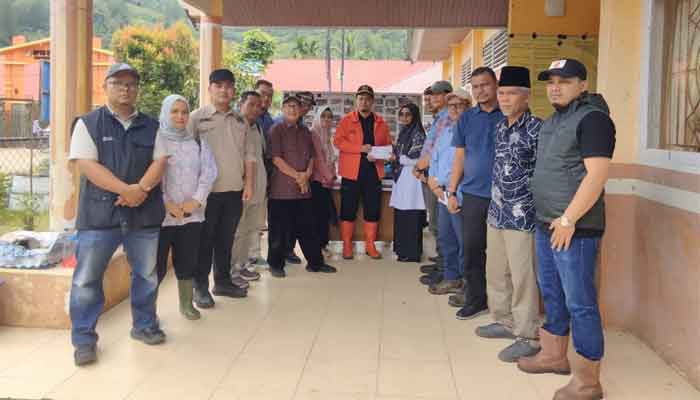 DPRD Limapuluh Kota Salurkan Bantuan Kemanusiaan di Gunuang Omeh dan Bukik Barisan 2 Wakil Ketua DPRD M. Fadhil bersama anggota DPRD lainnya saat memberikan bantuan di Gunuang Omeh.