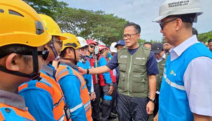 COO Danantara sekaligus Kepala BP BUMN, Dony Oskaria (kedua dari kanan) didampingi Direktur Utama PLN, Darmawan Prasodjo (kanan) menyapa dan memberikan semangat kepada relawan PLN yang turun membantu membantu masyarakat terdampak bencana setelah Apel Pelepasan Relawan BUMN Peduli pada Jumat (19/12) di Kualanamu, Deli Serdang, Sumatera Utara