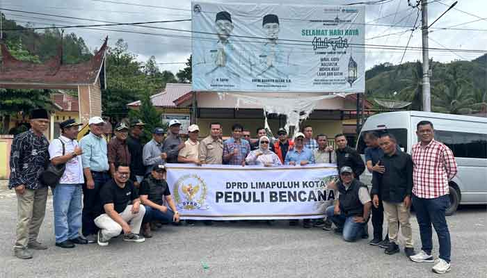 DPRD Limapuluh Kota Salurkan Bantuan Kemanusiaan di Gunuang Omeh dan Bukik Barisan 3 DPRD Limapuluh Kota foto bersama sebelum menyerahkan bantuan