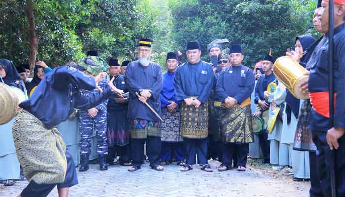 Sekda Bintan, Ronny Kartika menghadiri Kenduri Merohom Bukit Batu di Kompleks Makam Marhum Bukit Batu, Desa Bintan Buyu, Kecamatan Teluk Bintan.