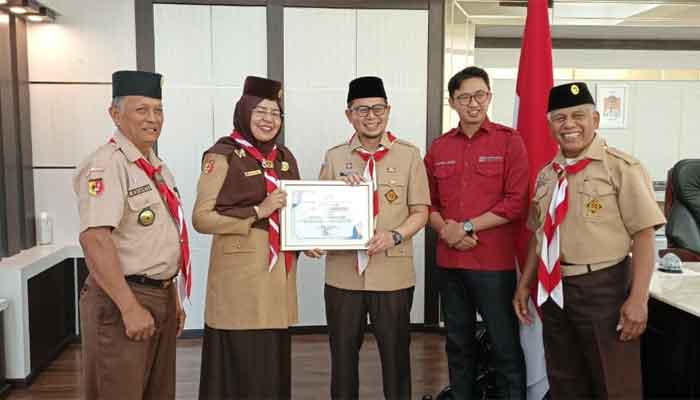 Wawako Ibnu Asis Serahkan Penghargaan kepada Gugus Depan Pramuka Bukittinggi