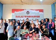 Dewi Novita: Media Berperan Penting Menyampaikan Informasi ke Publik 10 Kasatpol PP Kota Payakumbuh, Dewi Novita (tengah) foto bersama Wartawan Luak 50