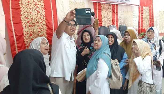 Pimpinan DPRD Kota Padang Reses di Sejumlah Kecamatan, Terima Aspirasi Penanganan Banjir, Infrastruktur hingga Sosial Keagamaan 3 Wakil Ketua DPRD Kota Padang, Mastilizal Aye menggelar reses di Kelurahan Kampung Lapai, Kecamatan Nanggalo