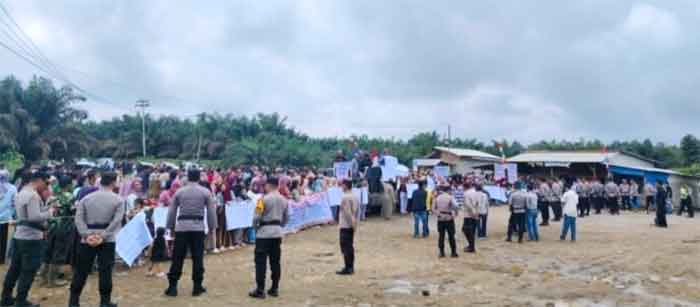 Unjuk rasa masyarakat Nagari Lubuk Besar dan Nagari Alahan Nan Tigo, Kecamatan Asam Jujuhan, Kabupaten Dharmasraya ke PT Tidar Kerinci Agung (PT TKA)