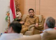Polisi Ungkap Kasus Penganiayaan Nenek Saudah di Pasaman, Ini Kata Wagub Sumbar 11 Wagub Sumbar, Vasko Ruseimy, menyampaikan apresiasi dan terima kasih kepada jajaran Polres Pasaman dan Polda Sumbar atas keberhasilan mengungkap dan menangkap pelaku penganiayaan terhadap nenek Saudah (68).