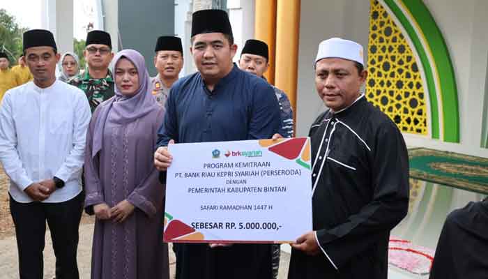 Safari Ramadan Perdana Bupati Bintan Ditandai Peresmian Masjid Besar Jannatul Bahri Mantang 2 Bupati Bintan, Roby Kurnaiwan serahkan bantuan dalam Safari Ramadan perdana di Masjid Besar Jannatul Bahri Kecamatan Mantang
