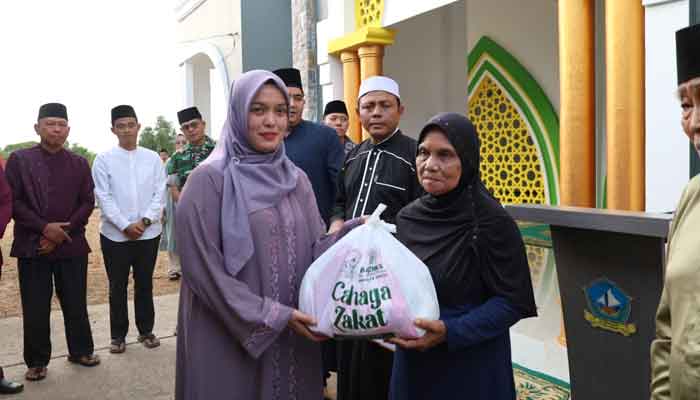 Safari Ramadan Perdana Bupati Bintan Ditandai Peresmian Masjid Besar Jannatul Bahri Mantang 3 Wakil Bupati Bintan, Deby Maryanti serahkan bantuan dalam Safari Ramadan perdana di Masjid Besar Jannatul Bahri Kecamatan Mantang