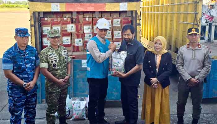 Simbolis penyerahan tjsl berupa truk bantuan sembako oleh Direktur Utama PLN, Darmawan Prasodjo (ketiga dari kiri) kepada Gubernur Aceh, Muzakir Manaf (ketiga dari kanan), disaksikan Pangdam Iskandar Muda, Mayjen TNI Joko Hadi Susilo (kedua dari kiri), Danlanud Iskandar Muda periode 2025-2026, Kolonel Nav Sudaryanto (kiri), Anggota DPRA Komisi III, Salmawati (kedua dari kanan), dan Kapolda Aceh, Marzuki Ali (kanan)
