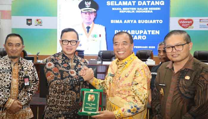 Wamendagri Bima Arya Sugiarto hadiri rapat dengan Bupati Karo dan PT Penjaminan Infrastruktur Indonesia (PT PII) di Kantor Bupati Karo, Sumatera Utara terkait KPBU