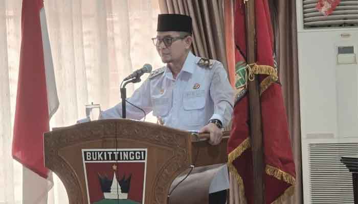 DPRD Kota Bukittinggi Bahas Dua Ranperda dalam Rapat Paripurna 3 Hari Berturut-turut 2 Wakil Wali Kota Bukittinggi, Ibnu Asis, sampaikan jawaban Wali Kota terhadap pandangan umum fraksi DPRD.