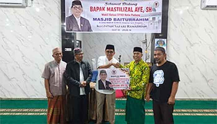 Pimpinan DPRD Kota Padang Manfaatkan Safari Ramadan untuk Serap Aspirasi Warga dan Salurkan Hibah Rumah Ibadah 2 Wakil Ketua DPRD Kota Padang, Mastilizal Aye serahkan bantuan kepada pengurus Masjid Baiturrahim Kampung Lapai, Kecamatan Nanggalo.