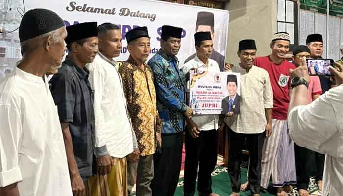 Pimpinan DPRD Kota Padang Manfaatkan Safari Ramadan untuk Serap Aspirasi Warga dan Salurkan Hibah Rumah Ibadah 2 Wakil Ketua DPRD Kota Padang, Jupri serahkan bantuan kepada pengurus Masjid Al Kaffah Kampung Jua Nan XX Lubeg.
