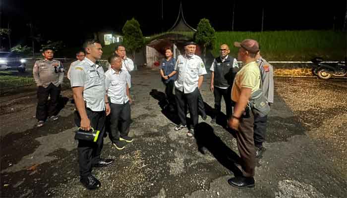 Gubernur Sumbar, Mahyeldi meninjau Base Transceiver Station (BTS) Telkomsel yang baru beroperasi di kawasan Sitinjau Lauik