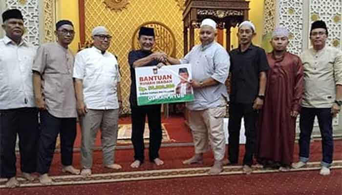 Pimpinan DPRD Kota Padang Manfaatkan Safari Ramadan untuk Serap Aspirasi Warga dan Salurkan Hibah Rumah Ibadah 3 Wakil Ketua DPRD Kota Padang, Osman Ayub serahkan bantuan kepada pengurus Masjid Al Mujahidin, Jembatan Berok Lama III, Kurao Pagang, Kecamatan Nanggalo.