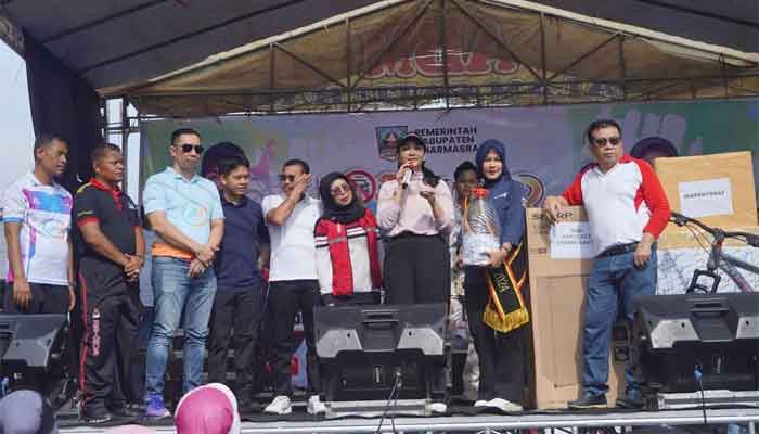 CFD Perdana Dharmasraya Diserbu Warga, Jalan Nasional Disulap Jadi Ruang Publik Sehat 2 Bupati Annisa Suci Ramadhani mengundi hadiah doorprize di CFD Perdana Dharmasraya