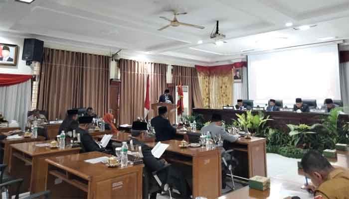 DPRD Kota Bukittinggi Sampaikan Rekomendasi atas LKPJ Wali Kota 2025 2 DPRD Kota Bukittinggi Sampaikan Rekomendasi atas LKPJ Wali Kota 2025