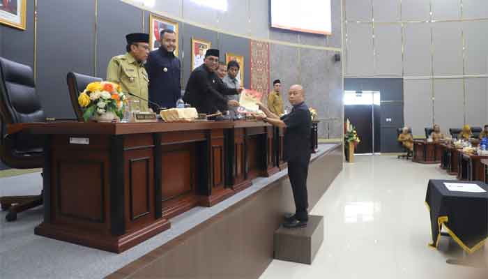 DPRD Kota Padang bersama Pemko Sepakati Pencabutan Perda Keuangan Kepala Daerah 2003 3 DPRD Kota Padang bersama Pemko Sepakati Pencabutan Perda Keuangan Kepala Daerah 2003